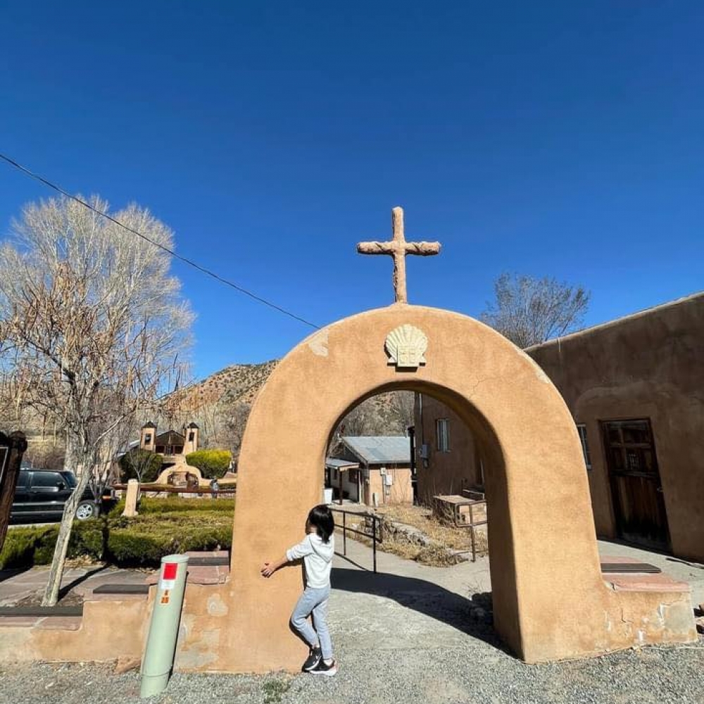 Cây Thánh Giá Kỳ Diệu Được Bới Lên Từ Hố Cát 